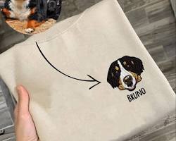 person embroidering a pet portrait on a Tshirtの画像