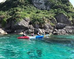 沖縄の海でカヌーを楽しむ観光客の画像