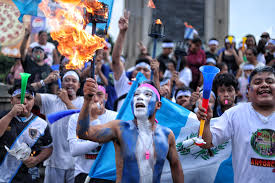 Con antorchas y desfiles, guatemaltecos conmemoran los 203 años de 
independencia