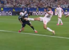 La dura patada en la cara a Senesi que terminó en penal para la selección argentina