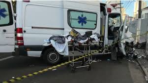 Paciente de 82 anos morre após ambulância perder o controle e bater em poste na Mooca; outras três pessoas ficaram feridas