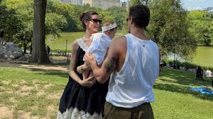 Camila Queiroz exibe look P&B e bolsa de R$ 19,1 mil no Central Park de NY com a filha e Klebber Toledo