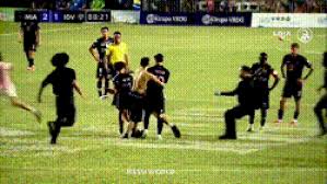 Torcedores invadem campo, derrubam Messi e amistoso do Inter Miami vira caos em Porto Rico; veja vídeo