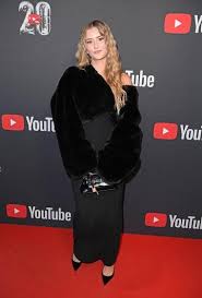Bei den YouTube Awards: Erkennen Sie sie? Promi-Tochter feiert ihr Red-Carpet-Debüt