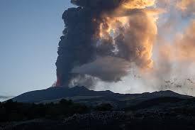 Aeroporto na Sicília suspende todos os voos devido à erupção do Etna