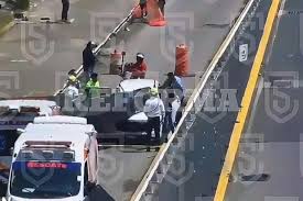 Cae estructura sobre camioneta frente a Paseo Interlomas