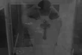 BBB 26: Jonas cumpre promessa e toma banho pelado no quarto do líder
