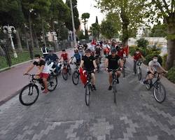 Bir grup insanın bisiklet sürdüğü park ortamı resmi