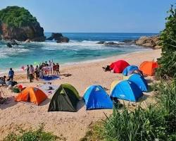 Gambar Berkemah di tepi Pantai Goa Cina, Malang
