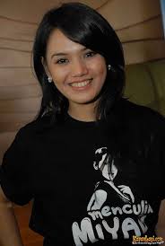 Hasil gambar untuk bugil telanjang NAJWA SHIHAB indonesia presenter tv