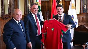Il governatore dello stato messicano di Nuevo León riceve Fouzi Lekjaa prima della partita Marocco-Olanda