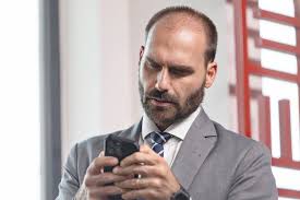 Eduardo Bolsonaro aciona polícia dos EUA contra repórter do Intercept