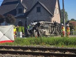 Varios heridos en un choque entre un tren y un minibús escolar en Bélgica