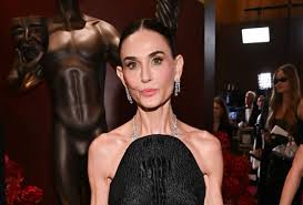 Demi Moore brilha no Actor Awards 2026, mas aparência divide opiniões nas redes sociais; veja