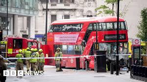 ระทึก! รถเมล์ลอนดอนชนคนเจ็บหลายราย บริเวณ Victoria Street - Imagen principal del artículo