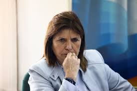 Aliada de Milei defende presidente argentino, mas pede cautela com o vocabulário e apela ao Brasil: 'Volte o embaixador'