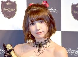 えなこ、美脚まぶしいミニスカ×ルーズソックス “双子コーデ”でディズニーにSNS反響「可愛いしかない空間」