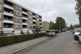 Minor falls from fourth floor of apartment building in Amersfoort