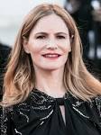 Jennifer Jason Leigh