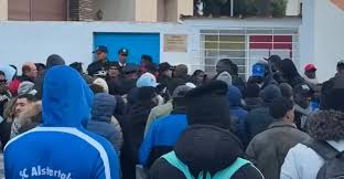 Miles de aficionados hacen fila mientras la embajada de la República Democrática del Congo reparte entradas gratuitas para el partido contra Argelia