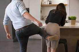 Il met un coup de pied dans les fesses d'une stagiaire mais son licenciement est annulé par la justice : il repart avec 80 000€ d'indemnités