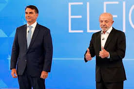 Flávio ironiza 'nove dedos' de Lula, que rebate: 'Miliciano que nunca trabalhou'
