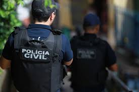 Homem é preso suspeito de matar mulher e colocar corpo carbonizado em geladeira no meio da rua