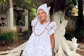 Ariadna Arantes, do BBB 11, anuncia que se tornou mãe de santo