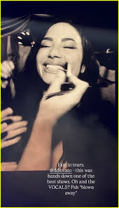 Selena Gomez Prestigia Demi Lovato na Estreia da Turnê "It's Not That Deep"