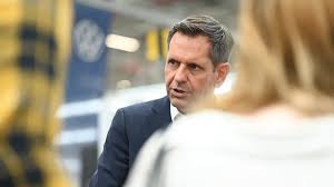 Werkschließungen in Europa?: VW-Aufseher Lies räumt Zukunftsplan von VW-Boss Blume ab