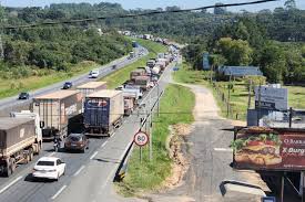 Trânsito na BR-277 segue parcialmente interditado por incêndio em caminhão; fila já atinge região do Jardim Guarany, em Campo Largo