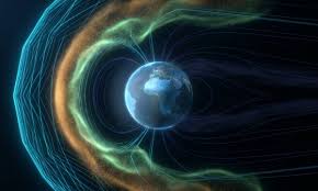 Físicos espaciais alertam que uma densa nuvem de plasma liberada por forte explosão solar deve atingir o campo magnético da Terra nesta sexta-feira