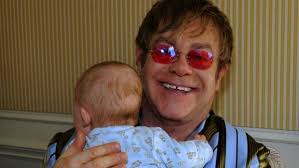 Elton John vil have et barn mere. 65-årige Elton John og hans partner David Furnish vil have en lillebror eller søster til deres 16 måneder gamle søn ... - People_Elton_John_662198m