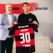 Flamengo oficializa promessa argentina de 19 anos e anuncia Joaquín Freitas, ex-River Plate