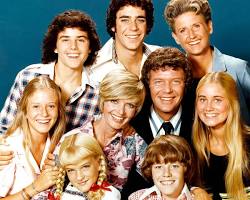 Brady Bunch 1969 TV series cast Robert Reed Florence Henderson Ann B. Davis Barry Williams Maureen McCormick Christopher Knight Eve Plumb Mike Lookinland Susan Olsen 1970s ABC television stills split screen opening house interior, AI generated