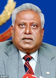 Reaching an agreement: Central Bureau of Investigation (CBI) director Ranjit Sinha, pictured left, and Indian Finance Minister Shri Chidambaram - article-2350193-1A8B6BCF000005DC-262_306x423