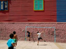 Risultati immagini per bimbi che giocano al calcio per strada