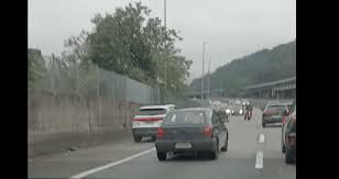 Pânico na Imigrantes: motoristas voltam na contramão para fugir de arrastão