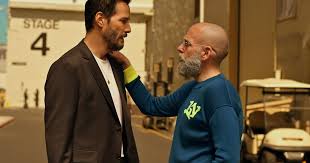 Ator aparece irreconhecível 30 kg mais magro, careca e de barba grisalha ao lado de Keanu Reeves e fãs vão à loucura