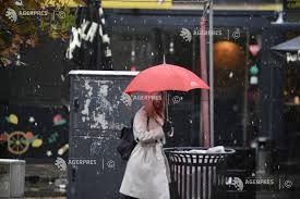 Cod galben de precipitații mixte, ninsori și vânt, în aproape jumătate din țară, marți și miercuri