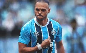 Atlético-MG abre conversas por centroavante; movimento pode indicar saída de Hulk