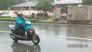 Kết quả hình ảnh cho đi xe máy trời mưa