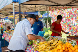 Feira da Agricultura Familiar reúne mais de 50 expositores e mantém movimento na Praça Alencastro