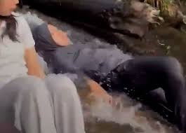 Turista Muere Tras Caer por una Cascada en Sumatra Occidental, Indonesia