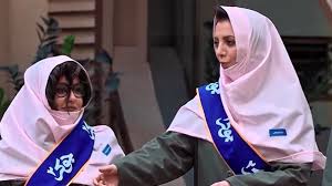 ویدئو/دکلمه خنده‌دار رویا میرعلمی از آهنگ نوستالژی دهه 80 گروه آریان، از شدت خنده غش کرد