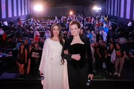 La alegría de Oona Chaplin, la hija de Geraldine y nieta de Charles, en la alfombra roja de Avatar junto a Sigourney Weaver