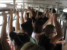 Resultado de imagem para pessoas utilizando transporte publico