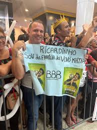 Namorada aparece em chamada de vídeo e fala sobre Ricardinho: 'Jogar e batalhar como ninguém'