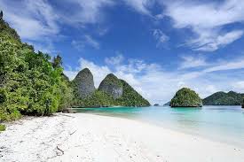 Hasil gambar untuk pulau wayag