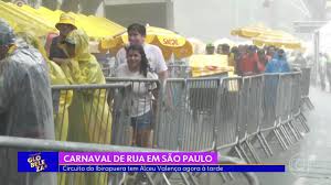 Chuva em SP causa alagamentos e afasta parte do público dos blocos; veja imagens